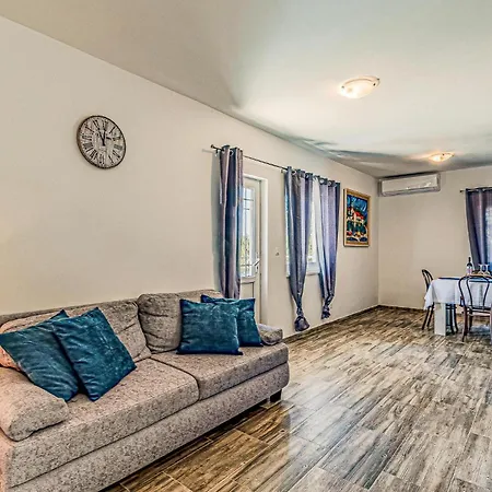 2 Bedroom Amazing In Apartamento Potomje